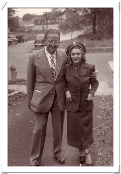 12-Negli Stati Uniti nel 1949 con una parente.jpg