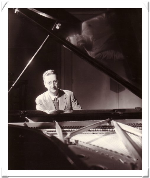 13-Al pianoforte (Anni 50).jpg