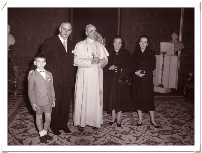 21- Con la famiglia e Pio XII (1956).jpg